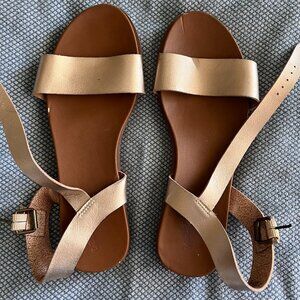 Universal Thread sandals, 7.5 padded sole comfortable